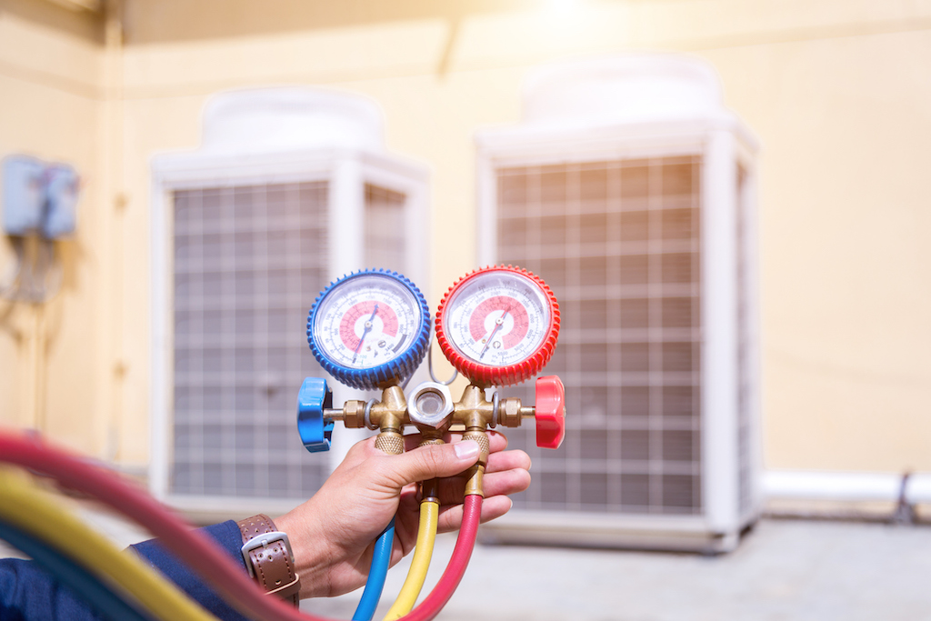 Technician working on HVAC units outside. | residential HVAC inspection checklist