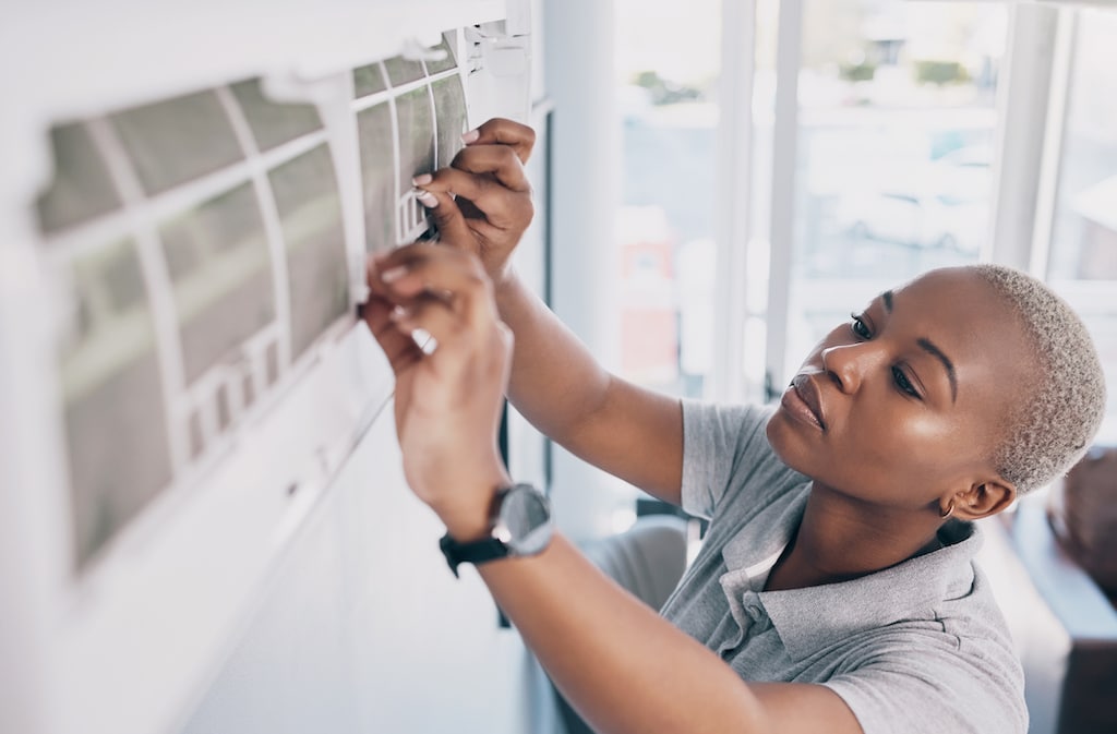 Woman DIYs her air conditioning unit for an easy repair. 