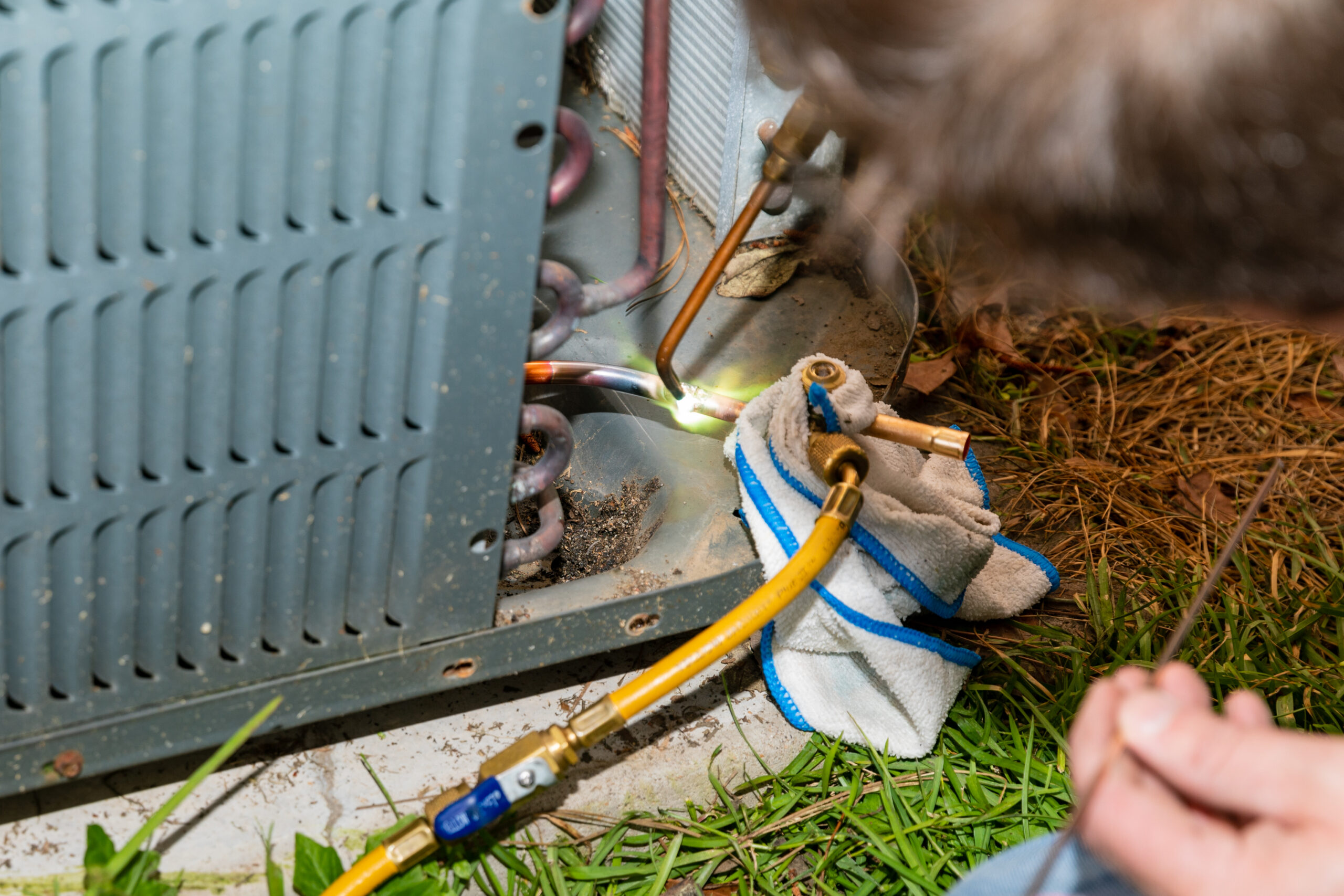 Air conditioner technician repair equipment, HVAC equipment problems.