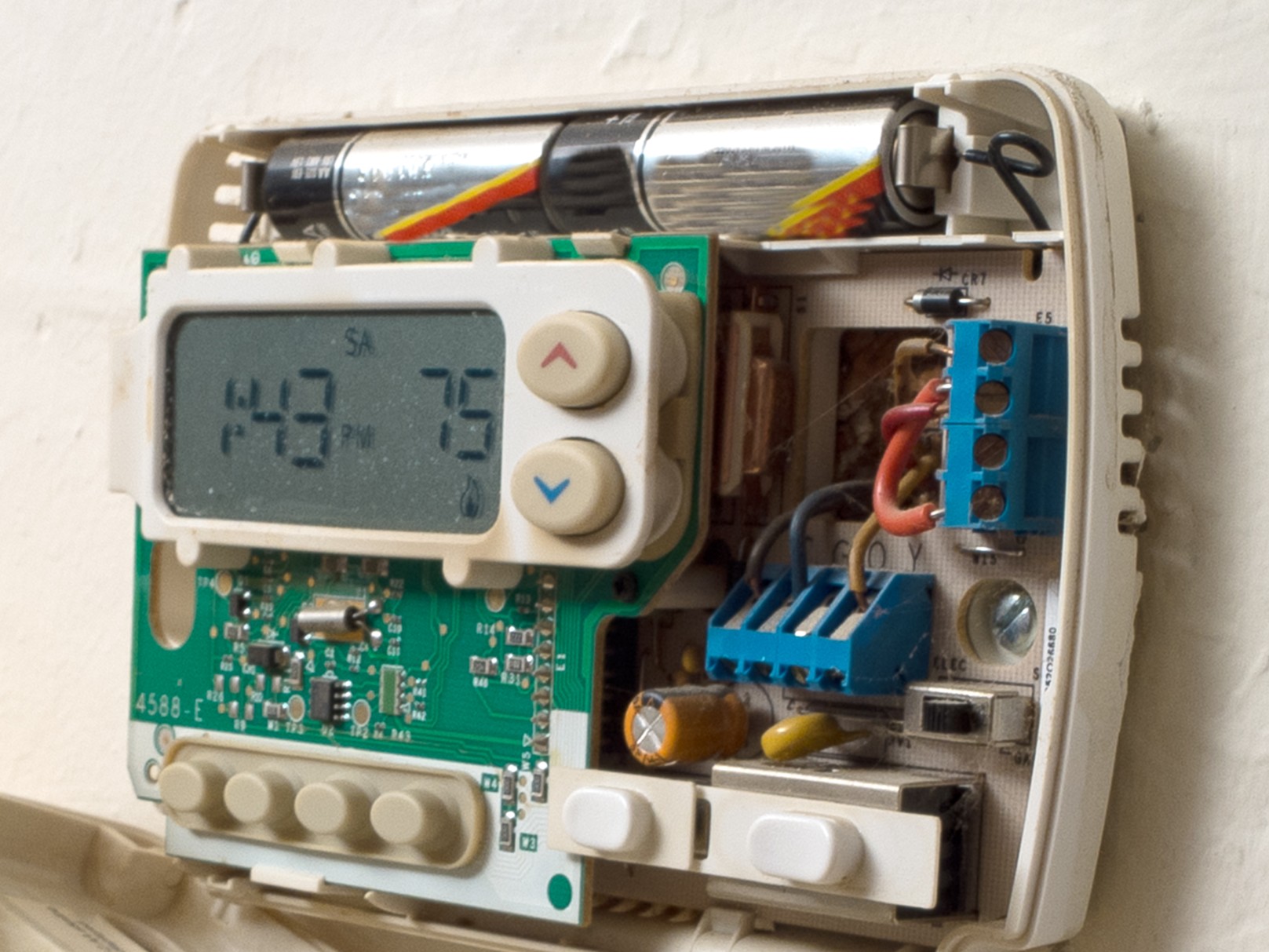 Removing the faceplate, Thermostat battery replacement.